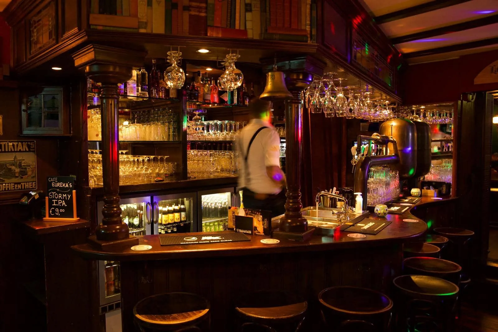Caf&eacute; Eureka: from young to old, from city dweller to tourist